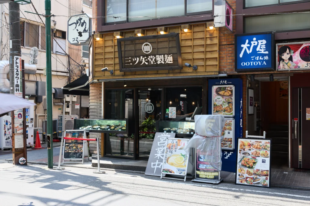 三ツ矢堂製麺の左側の細い路地